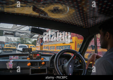 In einem gelben Botschafter Taxi - Kolkata, Indien Stockfoto