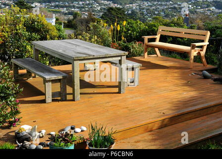 Macrocarpa (Monterey Zypressen) Outdoor Möbel auf Holz Deck. Tisch und Bänke sind vier Jahre alt; Sitz mit Rücken ist neu.. Stockfoto