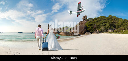 Happy neu verheiratete Paare in den Flitterwochen, die auf Sun Sandstrand in Thailand Stockfoto