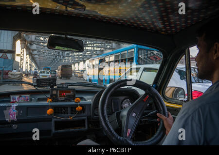 In einem gelben Botschafter Taxi - Kolkata, Indien Stockfoto