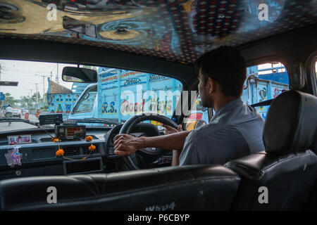 In einem gelben Botschafter Taxi - Kolkata, Indien Stockfoto