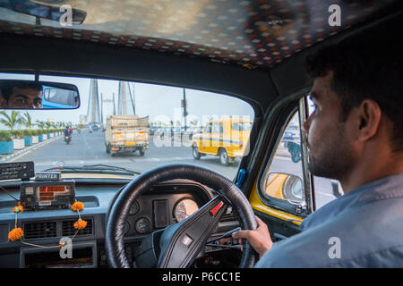 In einem gelben Botschafter Taxi - Kolkata, Indien Stockfoto