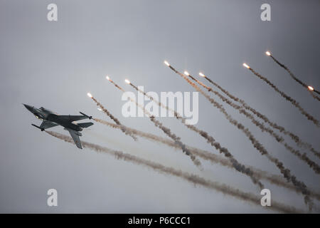 Belgische Luftwaffe General Dynamics (sabca) BIN F-16 Fighting Falcon (401) FA-124 brennen Fackeln an Airbourne 2017 Stockfoto