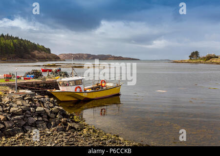 Ein Fischerboot bei Bunessan Pier am Loch Na Lathaich, Isle of Mull, Argyll und Bute, Schottland, UK günstig Stockfoto