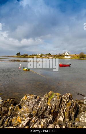 Zwei bunte kleine Boote bei Bunessan auf Loch Na Lathaich, Isle of Mull, Argyll und Bute, Schottland, Großbritannien Stockfoto