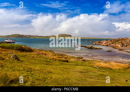 'Loch Buie" die Fähre nach Iona warten Fionnphort auf Mull abzuweichen und einen abgehackten Ton von Iona, Argyll und Bute, Schottland, UK Kreuz Stockfoto