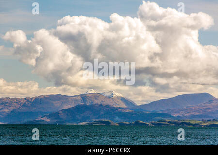 Schnee auf den Gipfeln von Sgorr Dhearg und Sgorr Dhonuill gesehen über Loch Linnhe aus Oban - Mull Fähre, Argyll und Bute, Schottland, Großbritannien Stockfoto