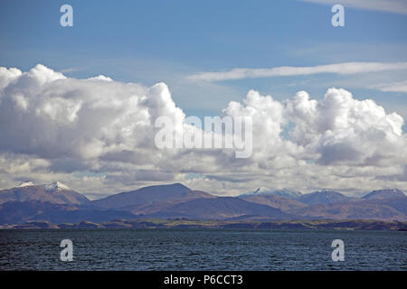 Schnee auf den Gipfeln von Sgorr Dhearg und Sgorr Dhonuill gesehen über Loch Linnhe aus Oban - Mull Fähre, Argyll und Bute, Schottland, Großbritannien Stockfoto