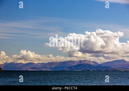 Schnee auf den Gipfeln von Sgorr Dhearg und Sgorr Dhonuill gesehen über Loch Linnhe aus Oban - Mull Fähre, Argyll und Bute, Schottland, Großbritannien Stockfoto