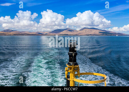 Towering cumulus Wolken über die Hügel von Mull aus dem Heck des Mull - Fähre von Oban, Argyll und Bute, Schottland gesehen, Großbritannien Stockfoto