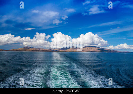 Towering cumulus Wolken über die Hügel von Mull aus dem Heck des Mull - Fähre von Oban, Argyll und Bute, Schottland gesehen, Großbritannien Stockfoto