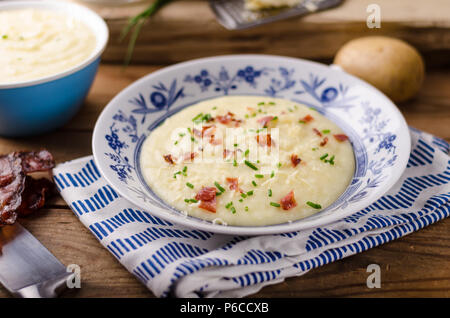 Kartoffelpüree, Frische Kraut und knusprigem Speck in, Foodfotografie, Lager essen Foto Stockfoto