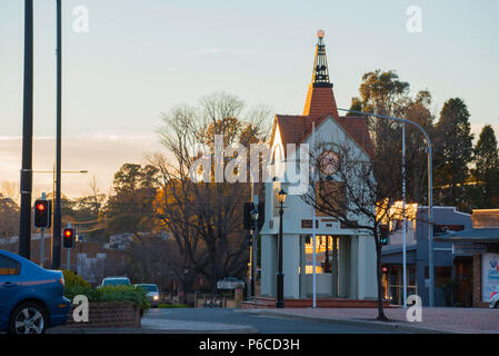 Am frühen Morgen winter sun Hits die Town Clock und kriegerdenkmal an der Ecke Main Street und Bowral Straße in Mittagong, New South Wales, Australien Stockfoto