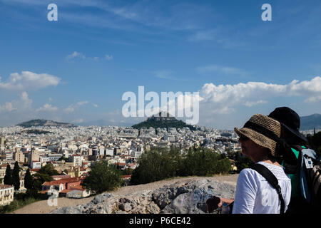 Paar auf der Akropolis, genießen Sie die Aussicht auf Athen und Mount Lycabettus (Lycabettos), und der blaue Himmel, Athen, Griechenland. Stockfoto