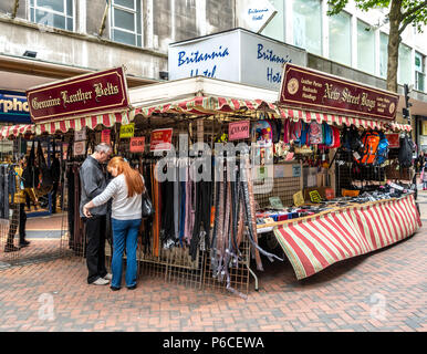 Kunden Prüfung Leder Gürtel an der Neuen Straße Taschen Handel in Mew Street, Birmingham, West Midlands, England, Großbritannien Abschaltdruck Stockfoto