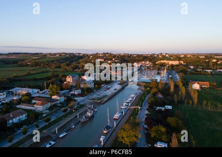 Frankreich, Charente Maritime, Saintonge, Mündung der Gironde, Mortagne sur Gironde, die untere und die obere Stadt mit der Kanal und Hafen (Luftbild)//Franc Stockfoto