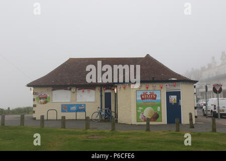 Gebäude am Abend auf einem nebligen Tag gesehen, an der Ecke der Marine Parade und St Annes Road, Tankerton Strand, Kent. Stockfoto