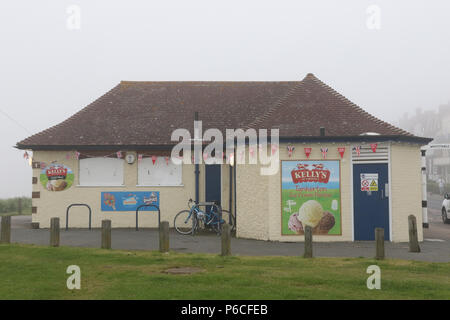 Gebäude am Abend auf einem nebligen Tag gesehen, an der Ecke der Marine Parade und St Annes Road, Tankerton Strand, Kent. Stockfoto