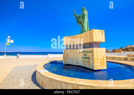 Lagos, Portugal - 19 August 2017: Statue von Sao Goncalo de Lagos, eine portugiesische Heilige verehrt, vor allem von den Fischern an der Algarve für den Schutz auf See. Lagos in der Nähe von Batata Beach in Küste der Algarve. Stockfoto