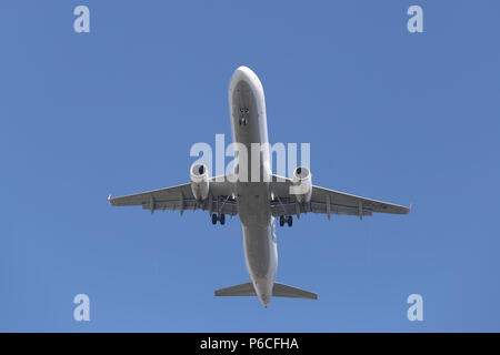 ISTANBUL, Türkei - 10. MÄRZ 2018: Turkish Airlines Airbus A 321-231 (CN 7274) Landung Flughafen Istanbul Atatürk. Dein ist die Fluggesellschaft der Türkei w Stockfoto
