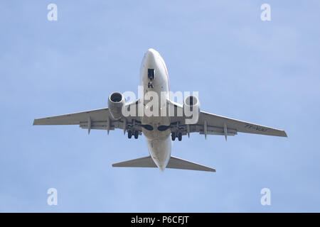 ISTANBUL, Türkei - 10. MÄRZ 2018: Air Algerie Boeing 737-6 D6 (CN 30211) Landung Flughafen Istanbul Atatürk. Air Algerie ist die nationale Fluggesellschaft der EIN Stockfoto
