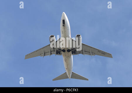 ISTANBUL, Türkei - 10. MÄRZ 2018: Air Algerie Boeing 737-6 D6 (CN 30211) Landung Flughafen Istanbul Atatürk. Air Algerie ist die nationale Fluggesellschaft der EIN Stockfoto