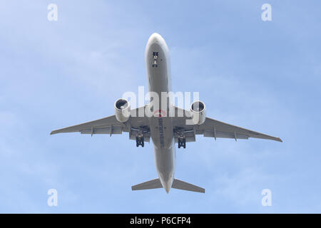 ISTANBUL, Türkei - 10. MÄRZ 2018: Turkish Airlines Boeing 777-3 F 2ER (CN 44129) Landung Flughafen Istanbul Atatürk. Dein ist die Fluggesellschaft der Türkei Stockfoto