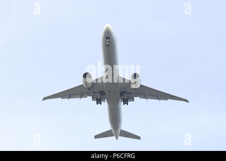 ISTANBUL, Türkei - 10. MÄRZ 2018: Turkish Airlines Boeing 777-3 F 2ER (CN 40794) Landung Flughafen Istanbul Atatürk. Dein ist die Fluggesellschaft der Türkei Stockfoto