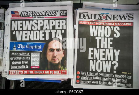 Titelseiten der New Yorker Zeitungen am Freitag, 29. Juni 2018 Bericht über die Dreharbeiten der letzten Tage', die angeblich von Jarrod Ramos in der Hauptstadt Zeitung Zeitung in Annapolis, MD 5 töten. (© Richard B. Levine) Stockfoto