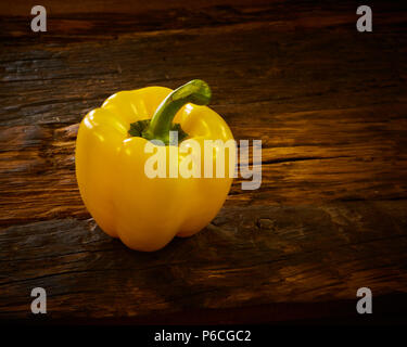 Frische gelb Süße peper onwooden Hintergrund. Seitenansicht Stockfoto