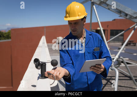 Männliche Arbeiter bei Solar Station arbeiten Stockfoto