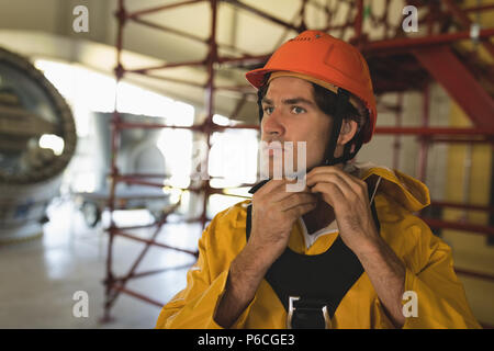 Männliche Arbeiter tragen Schutzhelm bei Solar station Stockfoto