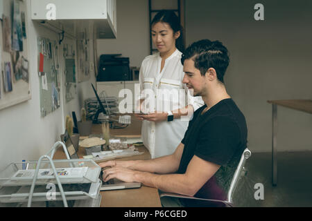 Führungskräfte sprechen über Laptop Stockfoto