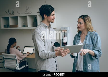 Führungskräfte sprechen über digitale Tablet Stockfoto