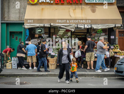 Ein gemüsehändler auf Manhattan Avenue im Greenpoint Nachbarschaft von Brooklyn in New York am Samstag, 23. Juni 2018. (© Richard B. Levine) Stockfoto