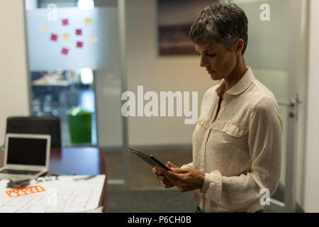 Reife Geschäftsfrau mit digital-Tablette Stockfoto
