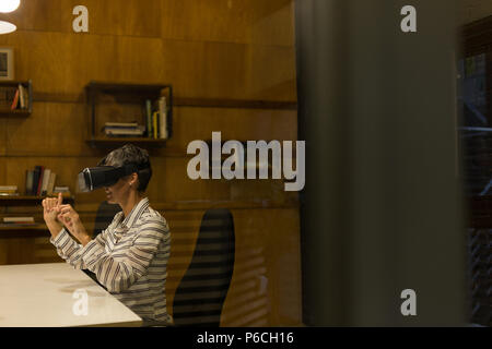 Reife Geschäftsfrau mit Virtual reality Headset Stockfoto