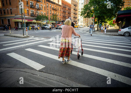 Eine ältere Frauen bereitet eine gefährliche Kreuzung in New York am Donnerstag, 21. Juni 2018 zu überqueren. (Â© Richard B. Levine) Stockfoto