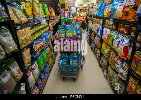 Eine Anzeige von leckeren Snacks sind in einem Supermarkt in New York am Mittwoch gesehen, 20. Juni 2018. (Â© Richard B. Levine) Stockfoto