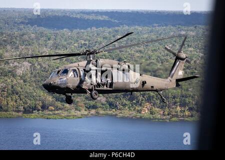 U.S. Vice President Mike Pence sitzt in einem Militärhubschrauber wie er im Amazonasbecken und der Hafen von Manaus Tours aus der Luft Juni 27, 2018 in Manaus, Brasilien. Stockfoto