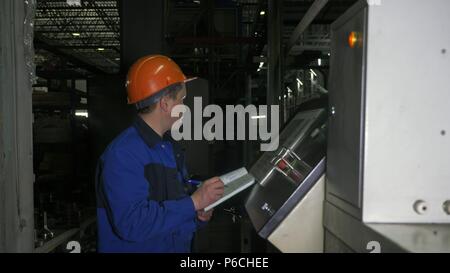 Russland, ANGARSKER - Juni 8, 2018: Operator Kontrollfeld der Fertigungsstraße. Herstellung von Wasserleitungen der Fabrik. Prozess der Maki Stockfoto