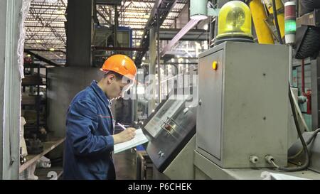 Russland, ANGARSKER - Juni 8, 2018: Operator Kontrollfeld der Fertigungsstraße. Herstellung von Wasserleitungen der Fabrik. Prozess der Maki Stockfoto