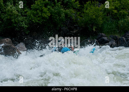 Kajakfahren auf der North Fork Payette River in den North Fork Kayak-Meisterschaft 2018 Stockfoto