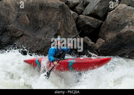 Kajakfahren auf der North Fork Payette River in den North Fork Kayak-Meisterschaft 2018 Stockfoto