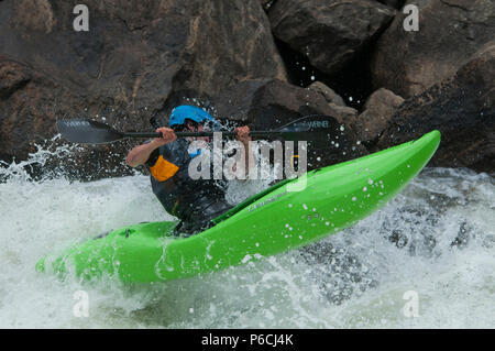 Kajakfahren auf der North Fork Payette River in den North Fork Kayak-Meisterschaft 2018 Stockfoto