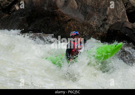 Kajakfahren auf der North Fork Payette River in den North Fork Kayak-Meisterschaft 2018 Stockfoto