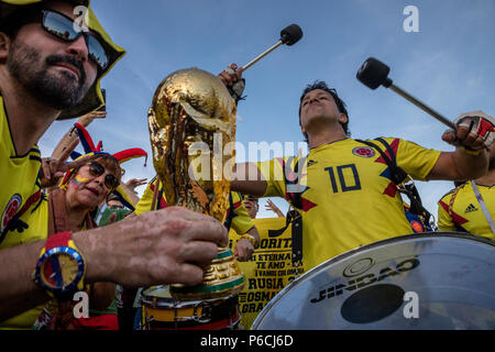 Fans der kolumbianische Fußball-Team vor dem Start des Spiels der Mannschaft im Stadion in Kazan Stadt während der FIFA WM 2018, Russland Stockfoto