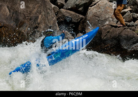 Kajakfahren auf der North Fork Payette River in den North Fork Kayak-Meisterschaft 2018 Stockfoto