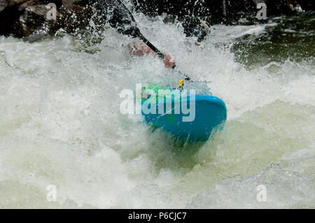 Kajakfahren auf der North Fork Payette River in den North Fork Kayak-Meisterschaft 2018 Stockfoto