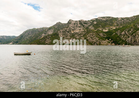 Romantisch Mediterrane cloudly Landschaft. Montenegro, Blick auf die Bucht von Kotor Stockfoto